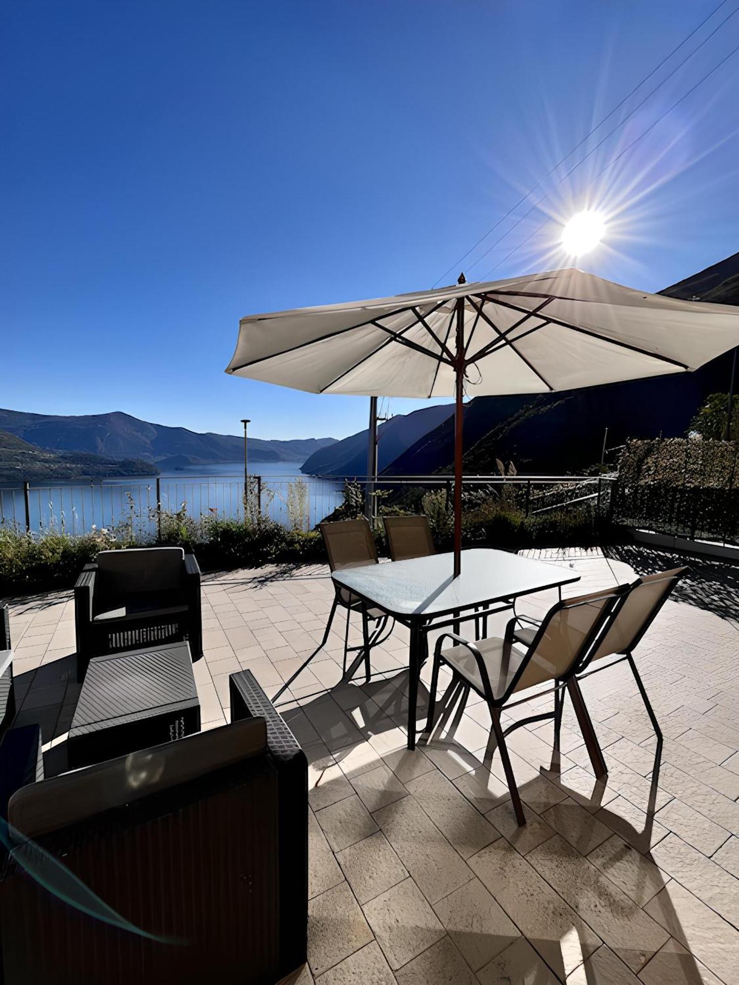 Appartamento Grande Terrazza Vista Lago Parzanica Eksteriør billede